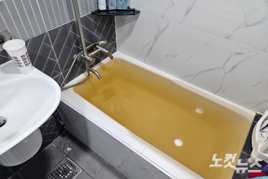 제한급수 시행 이후 강릉 초당동의 한 아파트 욕조 물이 흙탕물로 변해 있는 모습. 구본호 기자