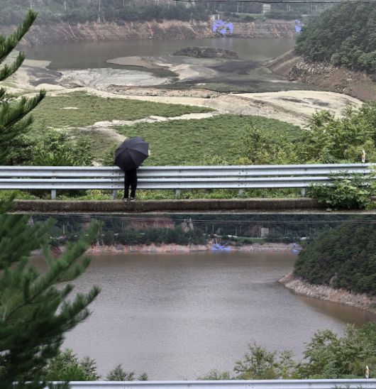 비가 오기 전(위)과 비 온 뒤 오봉저수지(아래)의 모습. 연합뉴스