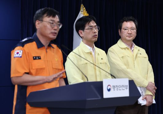 이재용 국가정보자원관리원장(오른쪽 첫번째)이 27일 오전 서울 종로구 정부서울청사 브리핑실에서 열린 '국가정보자원관리원 정부 서비스 장애 관련 브리핑'에서 브리핑을 지켜보고 있다. 연합뉴스