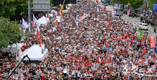28일 오후 서울시청 인근에서 열린 국민의힘 대규모 장외 집회 '사법파괴 입법독재 국민 규탄대회'에 인파가 몰려 있다. 류영주 기자