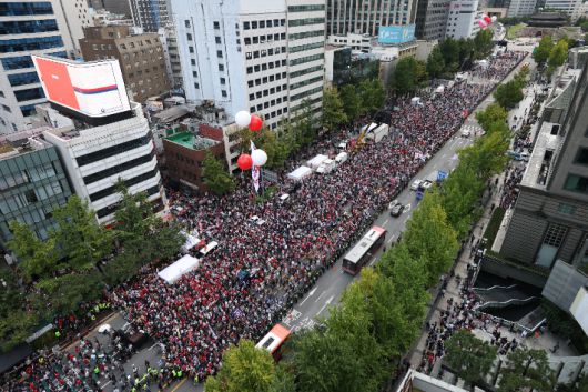 28일 오후 서울시청 인근에서 열린 국민의힘 대규모 장외 집회 '사법파괴 입법독재 국민 규탄대회'에 인파가 몰려 있다. 류영주 기자