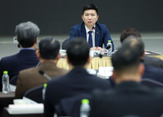 유승민 대한체육회장이 지난 2월 28일 서울 송파구 올림픽파크텔에서 열린 대한체육회 대의원총회에서 인사말을 하고있다. 연합뉴스