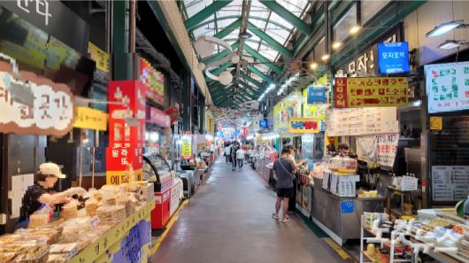 추석 연휴를 이틀 앞둔 지난 1일 찾아간 강릉 중앙시장이 예년과는 달리 비교적 한산한 모습을 보이고 있다. 전영래 기자