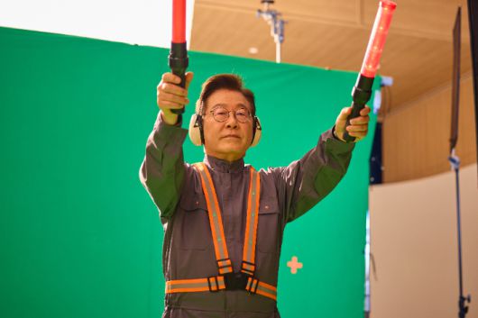 대통령실이 2일 공개한 이재명 대통령의 APEC 홍보영상 촬영 비하인드 컷. 연합뉴스