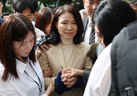 이진숙 전 방송통신위원장이 4일 오후 체포적부심사를 받기 위해 서울남부지법으로 출석하며 국민의힘 배현진 의원과 손을 잡고 있다. 연합뉴스