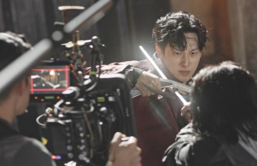 영화 '사마귀'는 모든 규칙이 무너진 살인청부업계에 긴 휴가 후 복귀한 A급 킬러 이한울(임시완)과 그의 훈련생 동기이자 라이벌 신재이(박규영) 그리고 은퇴한 레전드 킬러 독고(조우진)가 1인자 자리를 놓고 벌이는 대결을 다룬다. 작품은 영화 '길복순'과 살인청부업계 세계관을 공유하는 파생작이기도 하다. 넷플릭스 제공