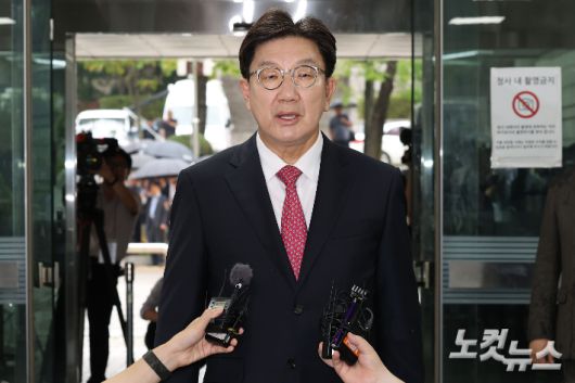 통일교로부터 불법 정치자금을 수수한 혐의를 받는 권성동 국민의힘 의원이 지난 달 16일 오후 서울 서초구 서울중앙지방법원에서 열린 구속 전 피의자 심문(영장실질심사)에 출석하고 있다. 류영주 기자