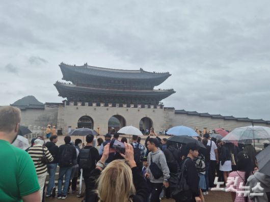 추석 당일인 6일 궂은 날씨에도 서울 종로구 경복궁 광화문 앞에서 진행되는 '파수 의식'을 관람하기 위해 시민들이 모여 있는 모습. 주보배 기자