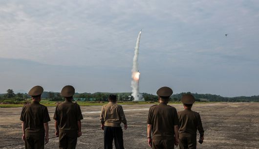 2024년 9월 18일 북한 김정은 국무위원장이 4.5톤급 초대형 재래식 탄두를 장착한 신형 전술탄도미사일 '화성포-11다-4.5' 시험발사를 참관하는 모습. 조선중앙통신에는 이 소식이 보도됐지만 노동신문에서는 다루지 않았다. 연합뉴스