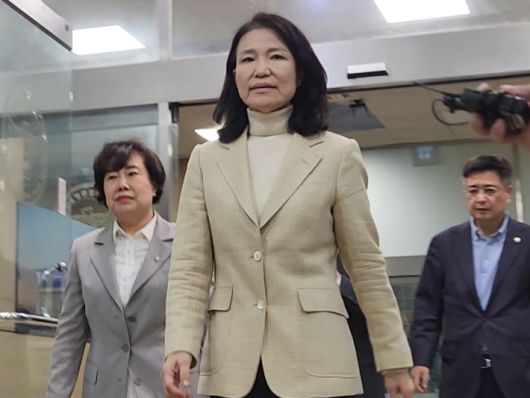 석방된 이진숙 전 방송통신위원장이 4일 오후 서울 영등포경찰서를 나서고 있다. 연합뉴스