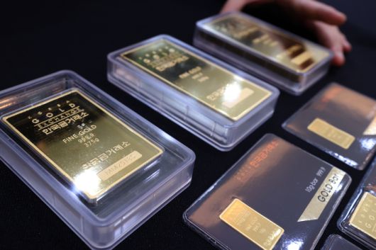 서울 종로구 한국금거래소에 진열된 금 제품 모습. 연합뉴스