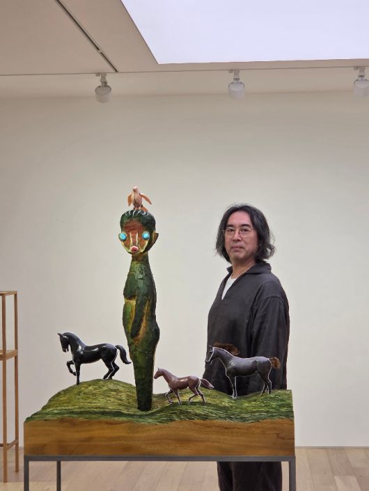 일본 현대미술가 이즈미 카토가 서울 강남구 페로탕 서울에서 자신의 작품 뒤에서 포즈를 취하고 있다. 곽인숙 기자