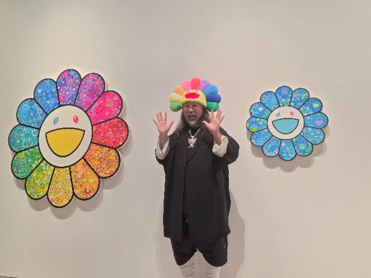 무라카미 다카시가 서울 아모레퍼시픽 본사 1층 APMA 캐비닛에서 자신의 작품 앞에서 포즈를 취하고 있다. 곽인숙 기자