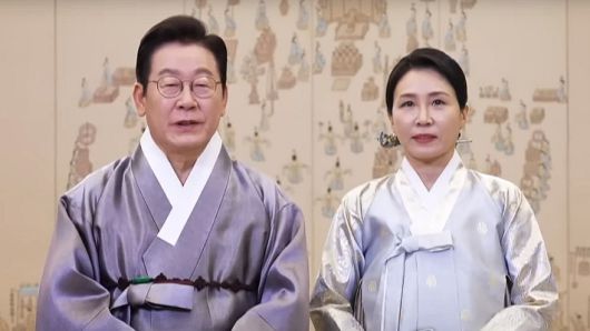 이재명 대통령과 김혜경 여사가 추석 연휴 이틀째인 4일 한복 차림으로 영상 메시지를 통해 명절 인사를 전하고 있다. 연합뉴스