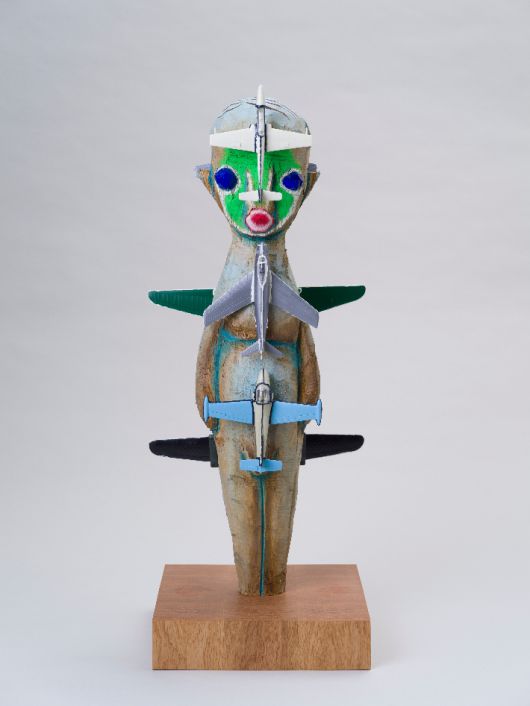 이즈미 가토, '무제', 아크릴 페인트, 나무, 플라스틱 모델, 스테인리스 스틸, 70 x 32 x 24cm(2024). 페로탕 서울 제공