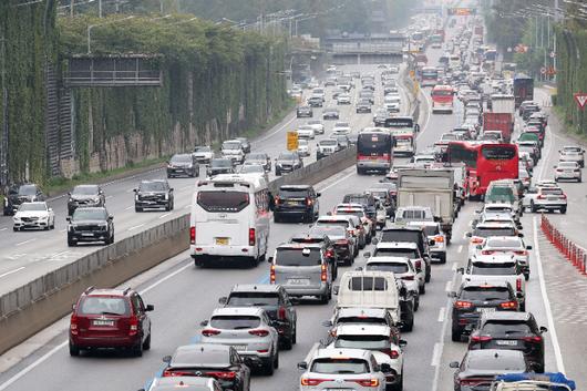 추석 연휴 첫날인 3일 서울 서초구 잠원IC 인근 경부고속도로 하행선이 정체를 빚고 있다. 류영주 기자