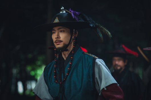 박영운은 극 중 신수혁의 대사 90%가 '전하'였는데, 적절한 톤을 찾기까지 한 달 반이 걸렸다고 밝혔다. 마스크스튜디오 제공