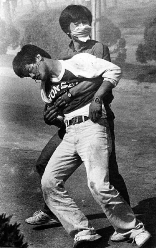 1987년 6월 9일 연세대 앞 시위에서 최루탄에 피격당한 이한열 열사의 사진.  ㈔이한열기념사업회 제공