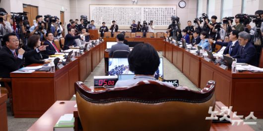 30일 서울 여의도 국회 법제사법위원회 전체회의에서 여야 의원들이 충돌하고 있다. 이날 '조희대 대법원장 대선개입 의혹 관련 긴급현안 청문회'에 조 대법원장은 불출석했다. 윤창원 기자