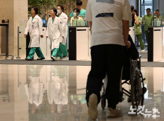 한 대학병원에 의료진들이 이동하고 있다. 류영주 기자