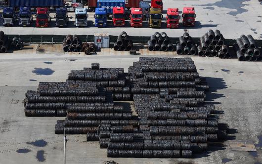 8일 경기도 평택항에 철강 제품이 쌓여있는 모습. 연합뉴스