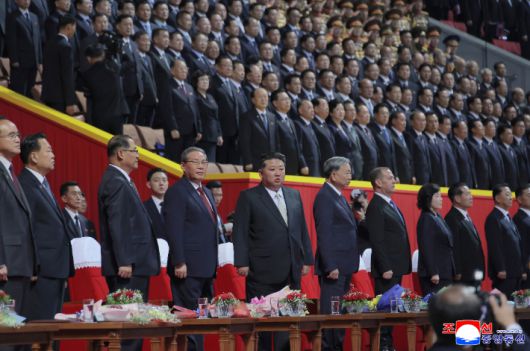 김정은 북한 국무위원장이 참석한 가운데 노동당 창건 80주년 경축행사가 9일 평양 능라도 5월1일경기장에서 진행되었다고 조선중앙통신이 10일 보도했다. 연합뉴스