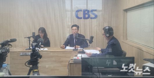 왼쪽부터 이한솔 아나운서, 윤건영 충북교육감, 김종현 앵커. 충북CBS