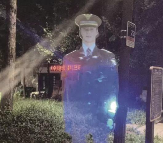 서울 중구 저동 3공원에 위치한 홀로그램 경찰. 서울 중부경찰서 제공