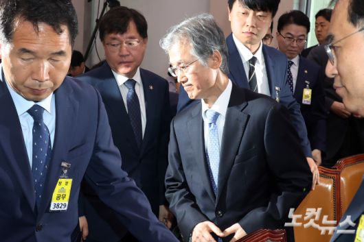 조희대 대법원장이 13일 서울 여의도 국회에서 열린 법제사법위원회의 대법원(법원행정처)·사법연수원·사법정책연구원 등의 국정감사에서 여야 공방으로 회의가 정회되자 자리를 이석하고 있다. 윤창원 기자