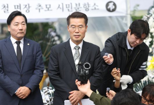 지난 10일 자택에서 숨진 채 발견된 경기 양평군청 소속 50대 사무관 A씨의 변호사인 박경호 국민의힘 대전 대덕 당협위원장이 14일 광화문 KT 빌딩 앞에서 기자회견을 하고 있다. 연합뉴스