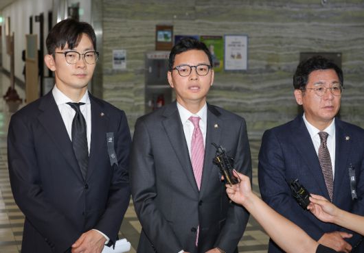 14일 서울 여의도 국회 과학기술정보방송통신위원회 국정감사장 앞에서 국민의힘 박정훈 의원(가운데)이 과방위 국감 중 더불어민주당 김우영 의원이 공개한 자신의 문자 메시지와 관련한 설명을 하고 있다. 연합뉴스