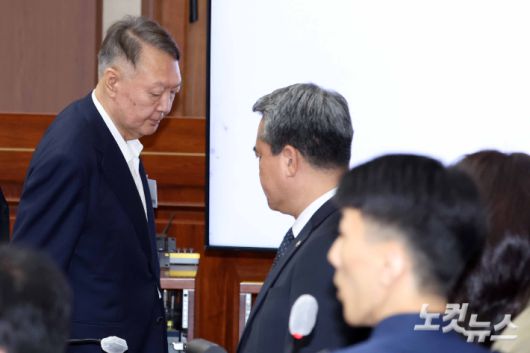 윤석열 전 대통령이 15일 오전 내란특검에 자진 출석했다. 사진은 지난달 26일 서울 서초구 서울중앙지법에서 열린 특수공무집행방해, 직권남용 권리행사방해 등 혐의 사건 첫 공판에 출석한 모습. 사진공동취재단