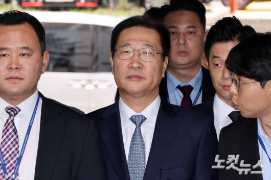 윤석열 전 대통령의 12·3 비상계엄 선포를 방조·가담한 혐의를 받는 박성재 전 법무부 장관이 14일 구속 전 피의자 심문(영장실질심사)을 받기 위해 서울 서초구 서울중앙지방법원으로 들어서고 있다. 박종민 기자