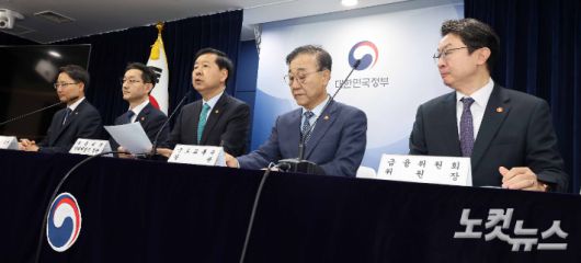 구윤철 경제부총리 겸 기획재정부 장관이 지난 15일 정부서울청사에서 주택시장 안정화 대책을 발표하는 모습. 왼쪽부터 임광현 국세청장, 윤창렬 국무조정실장, 구 경제부총리, 김윤덕 국토교통부 장관, 이억원 금융위원장. 박종민 기자