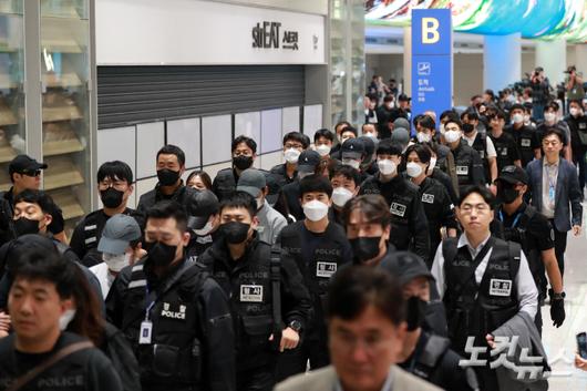 캄보디아에 구금돼 있던 한국인 64명이 18일 오전 인천공항을 통해 송환되고 있다. 이들은 보이스피싱 등 국제 범죄 조직에 가담한 혐의를 받고 있다. 인천공항=황진환 기자