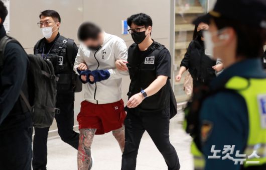 캄보디아에 구금돼 있던 한국인 64명이 18일 오전 인천공항을 통해 송환되고 있다. 이들은 보이스피싱 등 국제 범죄 조직에 가담한 혐의를 받고 있다. 인천공항=황진환 기자