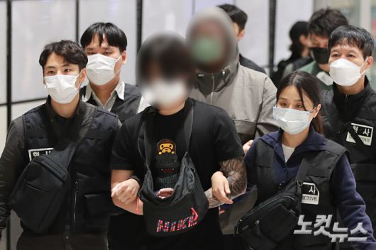 캄보디아에 구금돼 있던 한국인 64명이 18일 오전 인천공항을 통해 송환되고 있다. 이들은 보이스피싱 등 국제 범죄 조직에 가담한 혐의를 받고 있다. 인천공항=황진환 기자