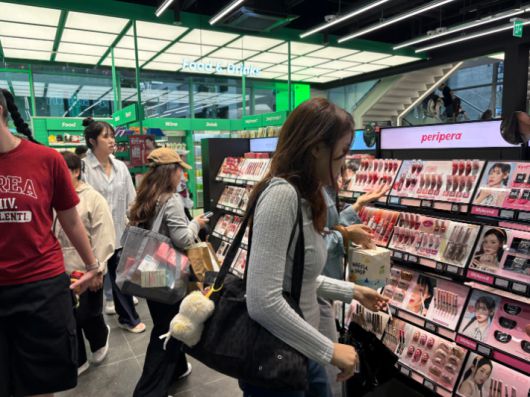 올리브영을 찾은 외국인 관광객들. 연합뉴스