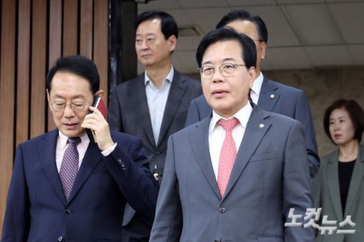 국민의힘 송언석 원내대표가 17일 서울 여의도 국회에서 열린 국정감사 대책회의에 참석하고 있다. 윤창원 기자