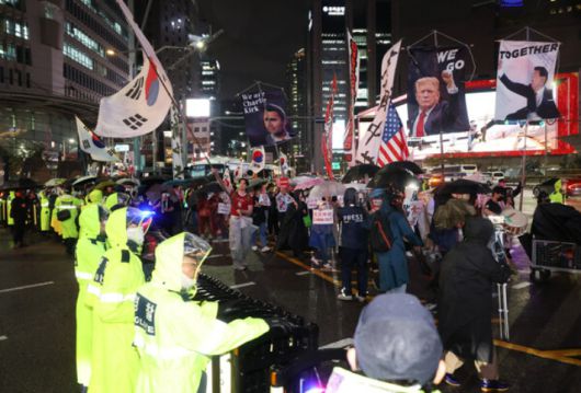 윤석열 전 대통령을 지지하는 극우 단체가 19일 오후 명동 주한중국대사관 인근에서 반중 집회를 벌이고 행진을 시작하자 경찰이 명동거리로 향하는 길을 막고 있다. 연합뉴스