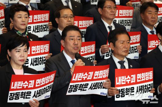 더불어민주당 김병기 원내대표가 20일 서울 여의도 국회 로텐더홀 계단에서 열린 내란수괴 면회 극우선동 장동혁 규탄 기자회견에서 발언을 하고 있다. 윤창원 기자