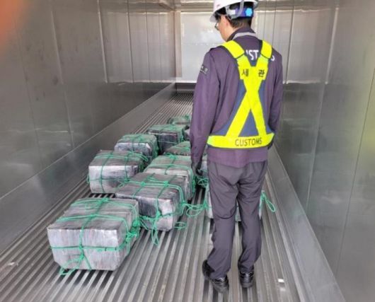 컨테이너 안 이상 물체 확인. 관세청 제공