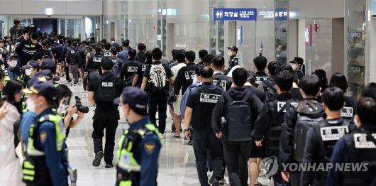 (영종도=연합뉴스) 김성민 기자 = 캄보디아 온라인 사기에 가담해 구금된 한국인들이 18일 오전 인천국제공항 제2터미널을 통해 송환되고 있다. 이날 송환에는 경찰 호송조 190여명이 투입됐다. 2025.10.18 [공동취재] ksm7976@yna.co.kr 연합뉴스