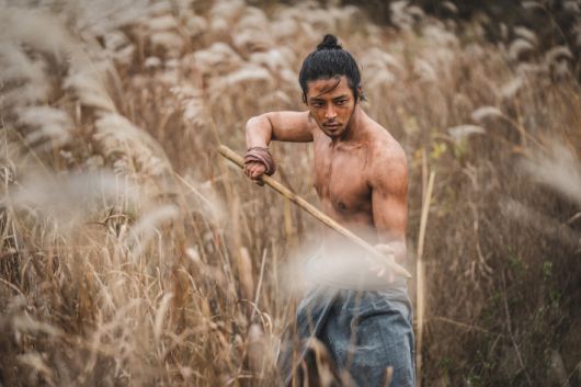 로운은 1회에서 나무에 매달린 박 노인(박노식)을 내리기 위해 와이어를 타야만 했다. 그는 "당시 바람에 캐노피가 날아갈 정도로 심하게 불었는데 올라가서 줄을 잘라냈다"며 "극 중에서 가슴 아픈 장면 중 하나"라고 밝혔다. 월트디즈니 컴퍼니 코리아 제공