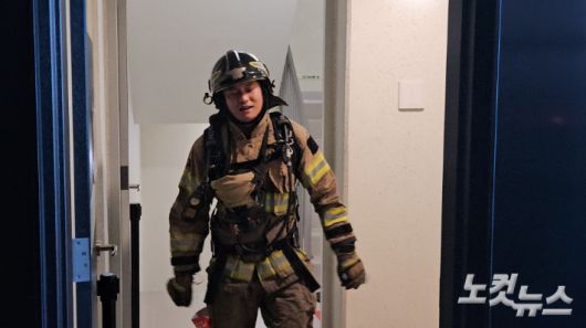 한 소방대원이 방호복과 20kg 상당의 장비를 착용한 채 100층에 도착한 모습. 김혜민 기자
