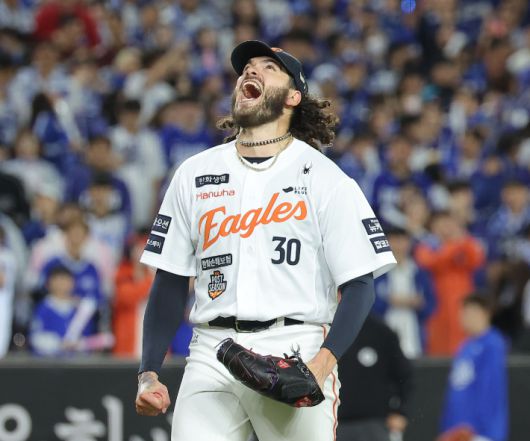 24일 대전 한화생명 볼파크에서 열린 2025 프로야구 KBO 리그 포스트 시즌 플레이오프 5차전 삼성 라이온즈와 한화 이글스의 경기.  한화 선발 투수 폰세가 5회초를 무실점으로 마친 뒤 포효하고 있다. 연합뉴스