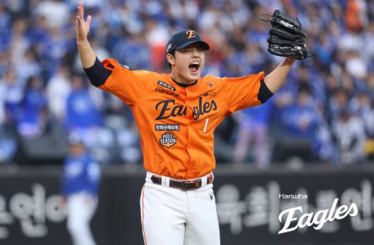PO 1차전에서 7회를 막은 뒤 포효하는 문동주. 한화 이글스