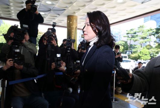 공직선거법과 국가공무원법 등 위반 혐의를 받는 이진숙 전 방송통신위원장이 27일 오후 서울 영등포경찰서에서 3차 조사를 받기 위해 출석하고 있다. 황진환 기자