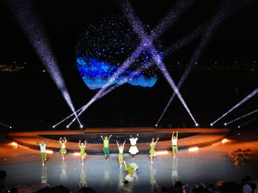 보문호 수상 공연장에서 APEC 정상회의 개최를 기념하는 멀티미디어쇼가 열리고 있다. 경주시 제공