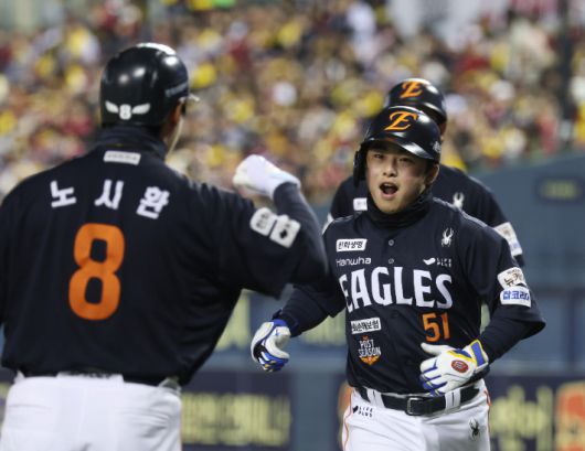 27일 서울 잠실야구장에서 열린 2025 프로야구 한국 시리즈 한화 이글스 대 LG 트윈스 2차전. 1회초 1사 1루 상황에서 한화 문현빈이 투런 홈런을 치고 기뻐하고 있다.  연합뉴스